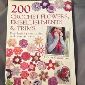 200 Crochet Flowers, Embellishments & Trims Book